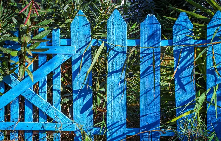 Making a small garden look bigger with paint