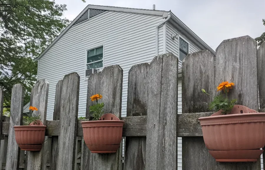 Optimal fence colors for small gardens